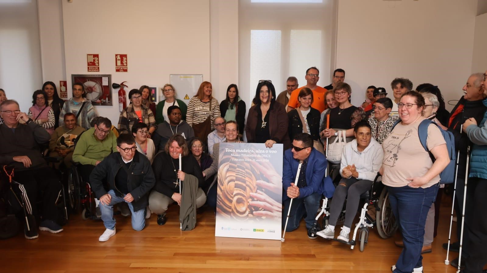 Foto de familia de las personas afiliadas a la ONCE que acudieron a la inauguración.