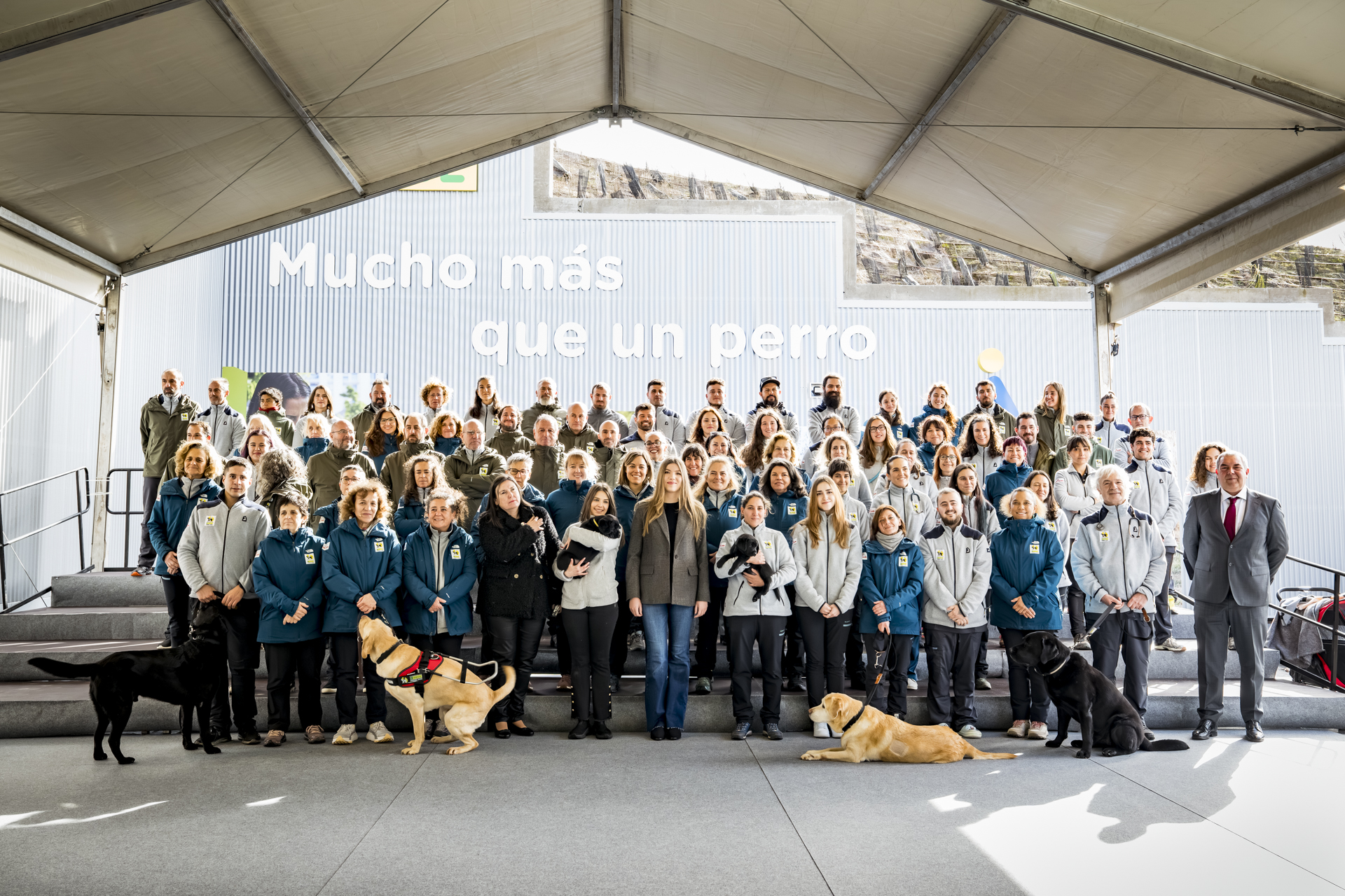Foto de grupo con todos los trabajadores de la FOPG