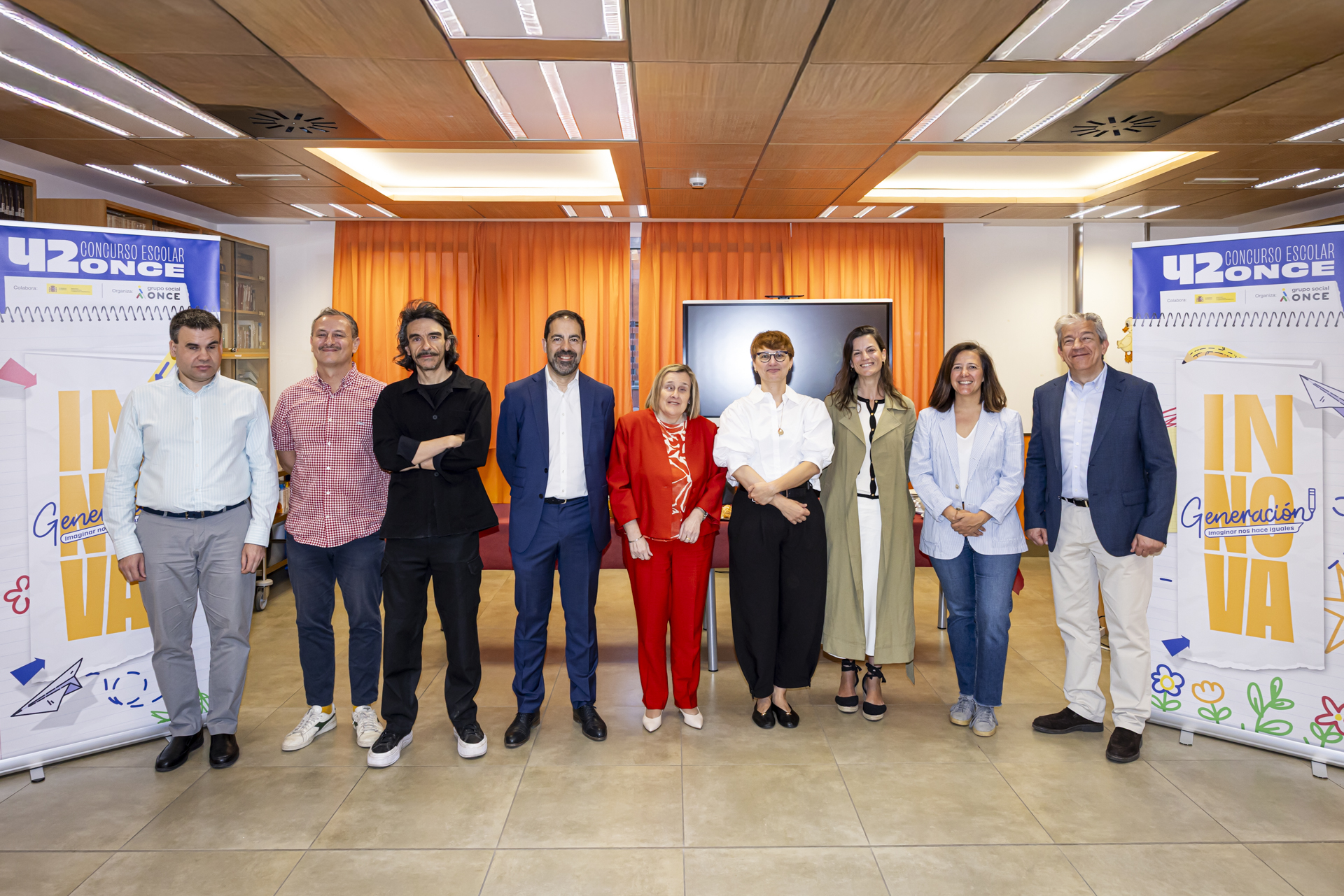 Foto de familia de los miembros del jurado del 42 Concurso Escolar de la ONCE