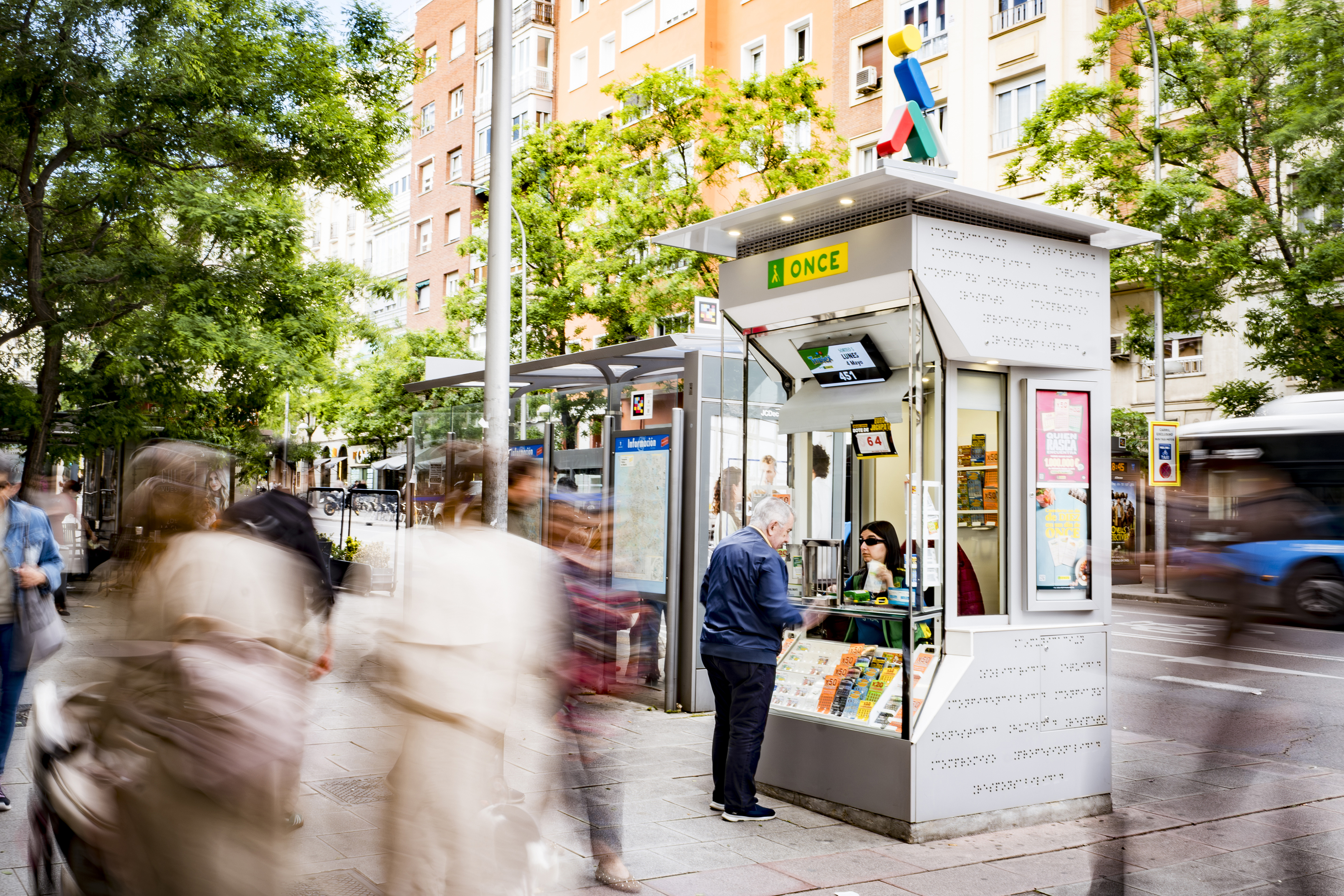 Vendedor de la ONCE en su kiosco