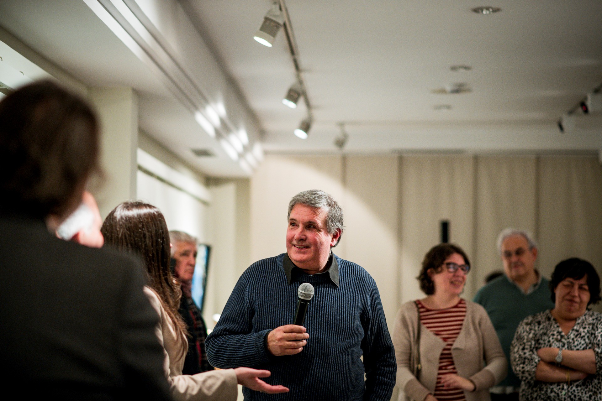 XavierE habla sobre su obra, durante la inauguración de su exposición en el Museo Tiflológico